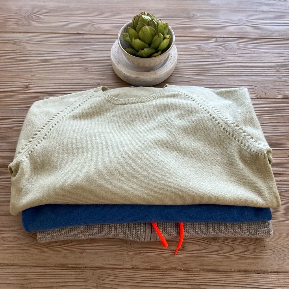 Banana Republic 100% Cashmere Blue V-Neck Sweater | Women’s Medium - Picture 5 of 6